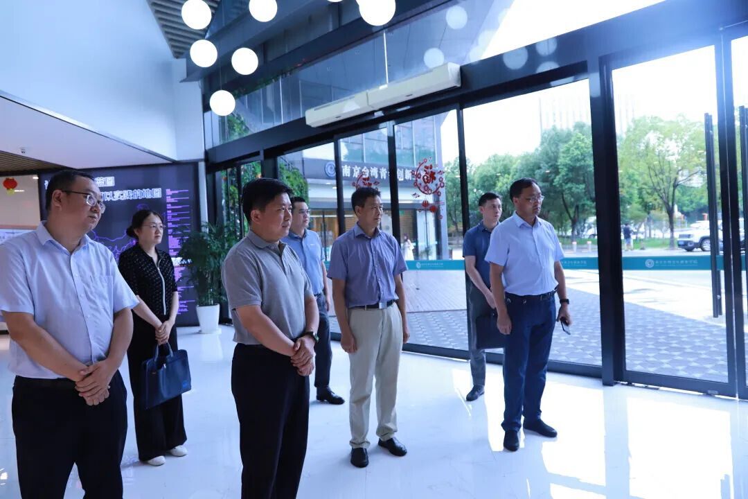 赵小华调研南京台湾青年创业学院